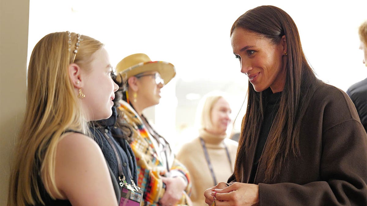 Meghan habla con una niña en Sundance.