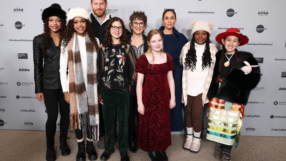 Meghan  Harry el reparto y el equipo de Cookie Queens.