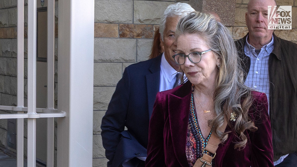 梅麗莎·吉爾伯特出庭 