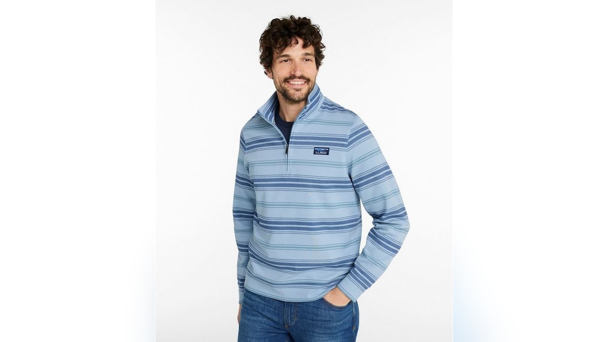 Built-in stretch keeps you comfortable in this sweatshirt.