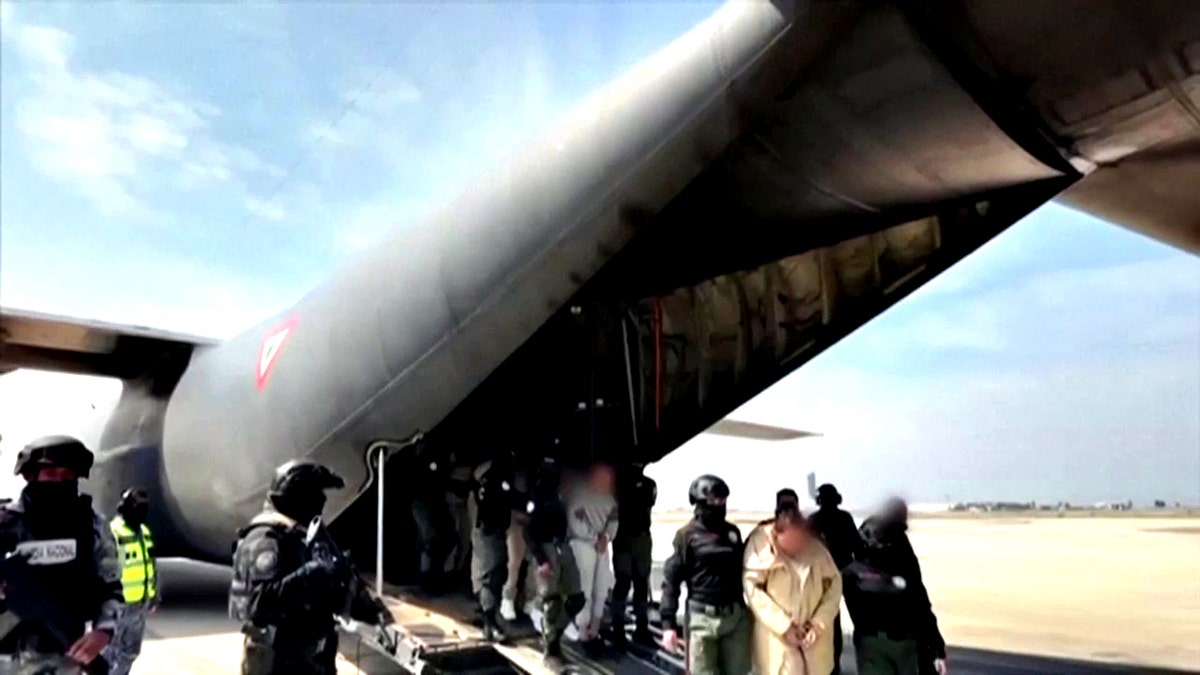 Membros do cartel de drogas mexicano saem do avião