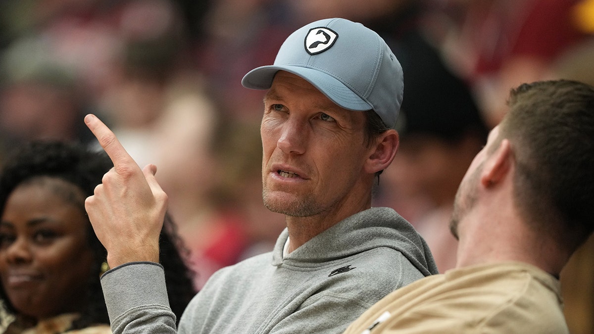 Mike Dunleavy looks on court