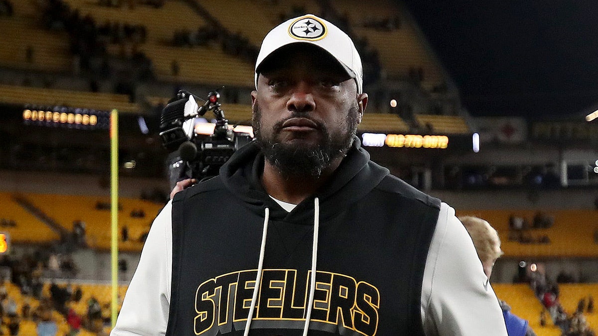 Mike Tomlin walks off