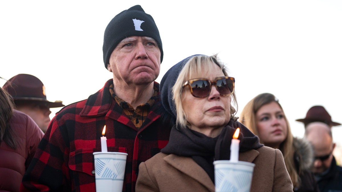 Governador Tim Walz durante uma vigília por Renee Goode