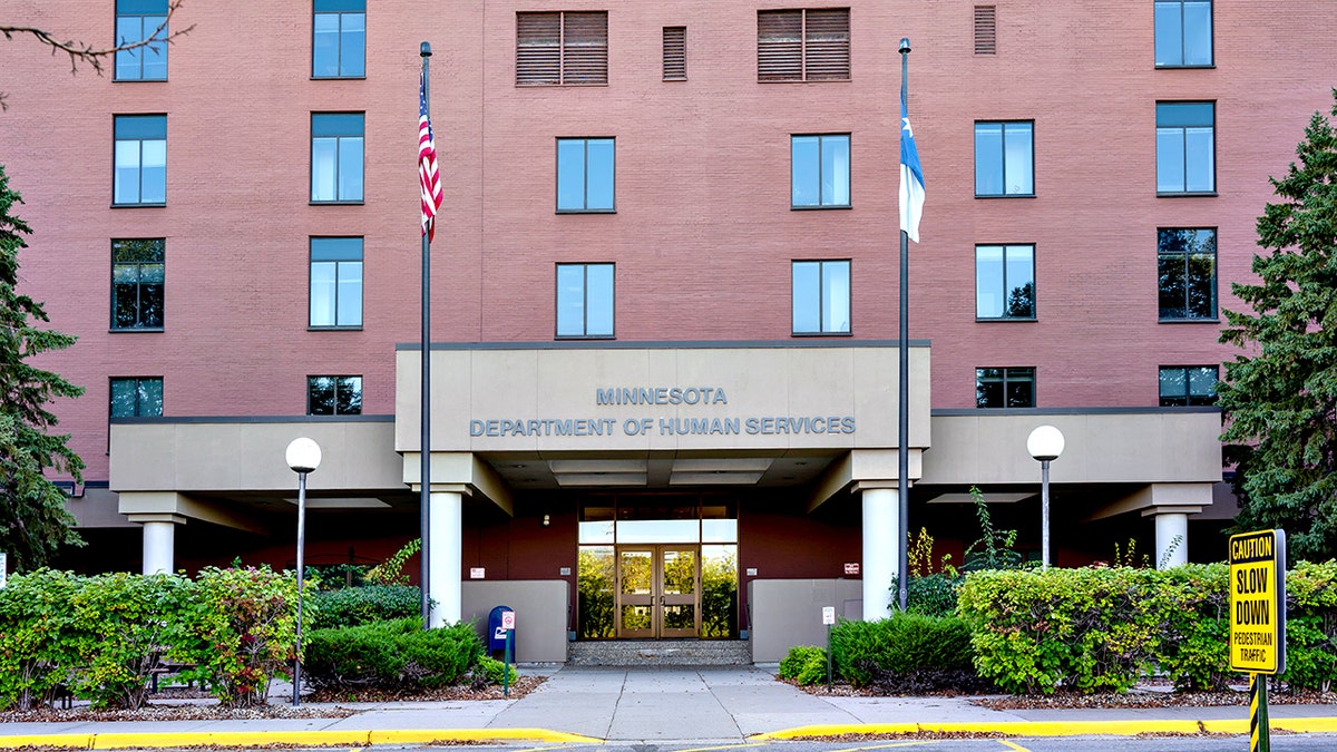 Na zewnątrz budynku Departamentu Usług Społecznych