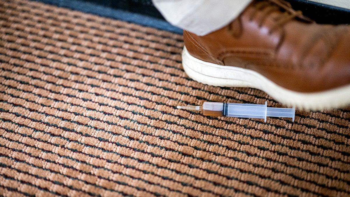 Jeringa utilizada para rociar a la diputada Ilhan Omar