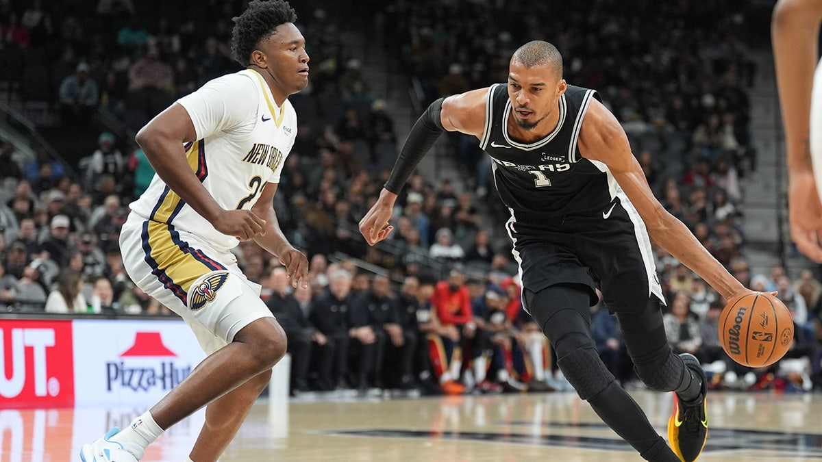 Victor Wembanyama goes past the Pelicans