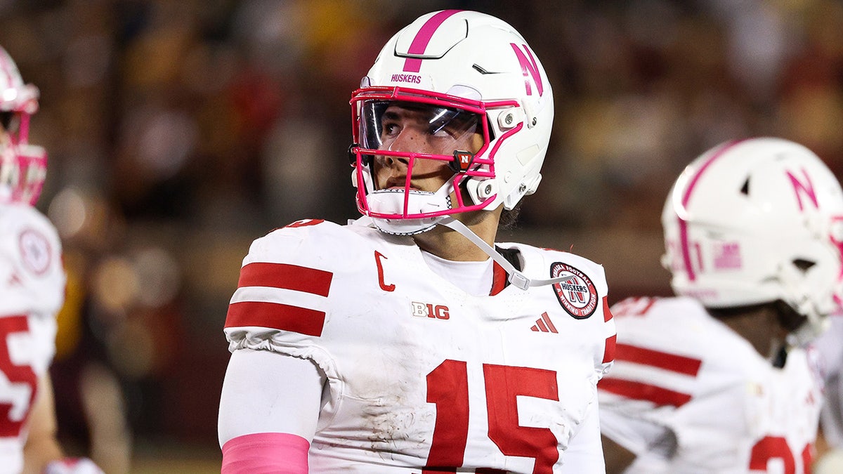 Dylan Raiola kijkt toe