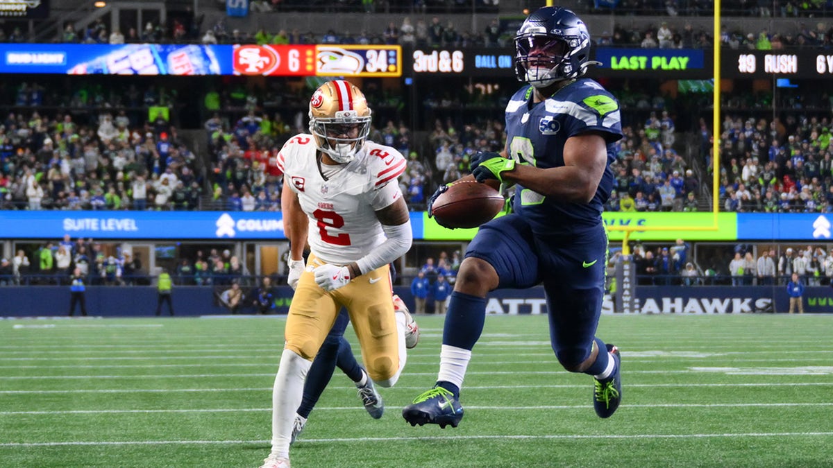 Kenneth Walker runs into the end zone