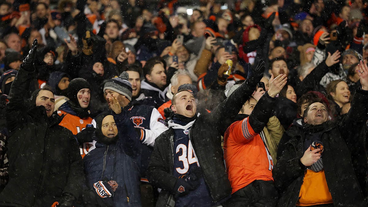 Bears fans go wild for the anthem