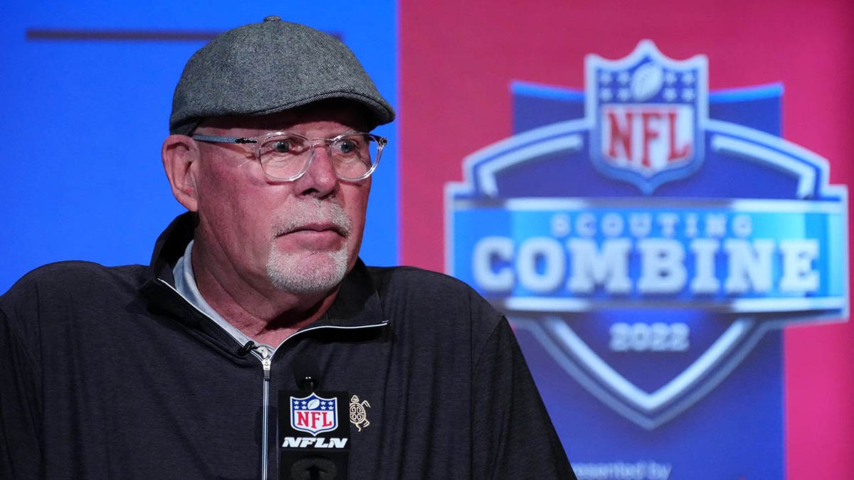 সুপার বোল চ্যাম্পিয়ন কোচ প্লে-অফ হারের পর শন ম্যাকডারমটকে বরখাস্ত করার জন্য বিলের সমালোচনা করেছেন সুপার বোল চ্যাম্পিয়ন কোচ প্লে-অফ হারের পর শন ম্যাকডারমটকে বরখাস্ত করার জন্য বিলের সমালোচনা করেছেন