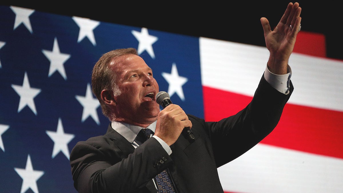 দ্য বিয়ার্সের জাতীয় সঙ্গীত গায়ক প্লে-অফ খেলার আগে পারফরম্যান্স দিয়ে এনএফএল ভক্তদের উন্মত্ততায় পাঠান