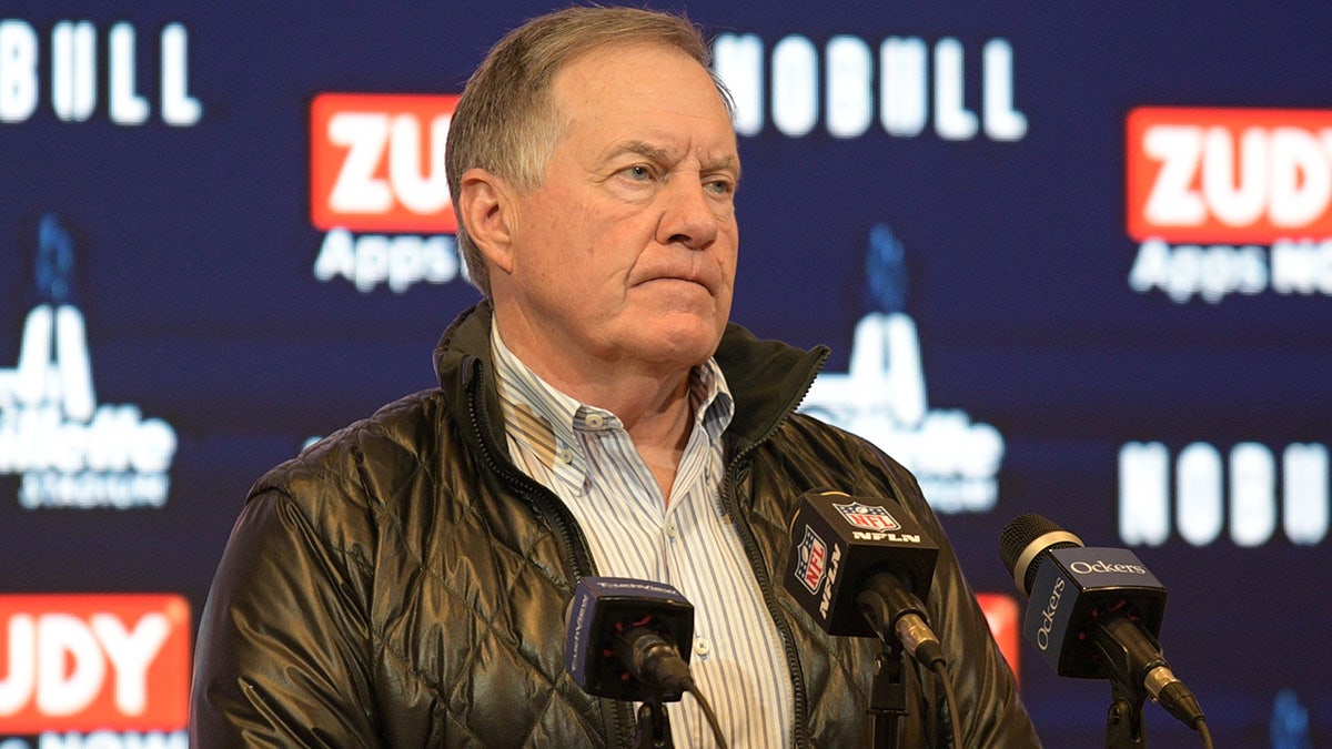 Bill Belichick parla con i giornalisti
