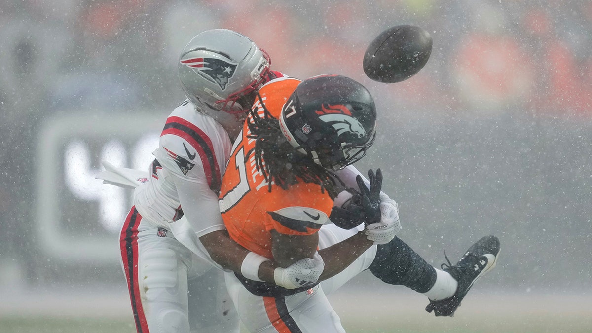 Marcus Jones przerywa podanie