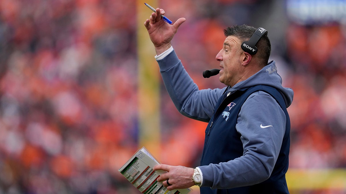 Mike Vrabel yells plays