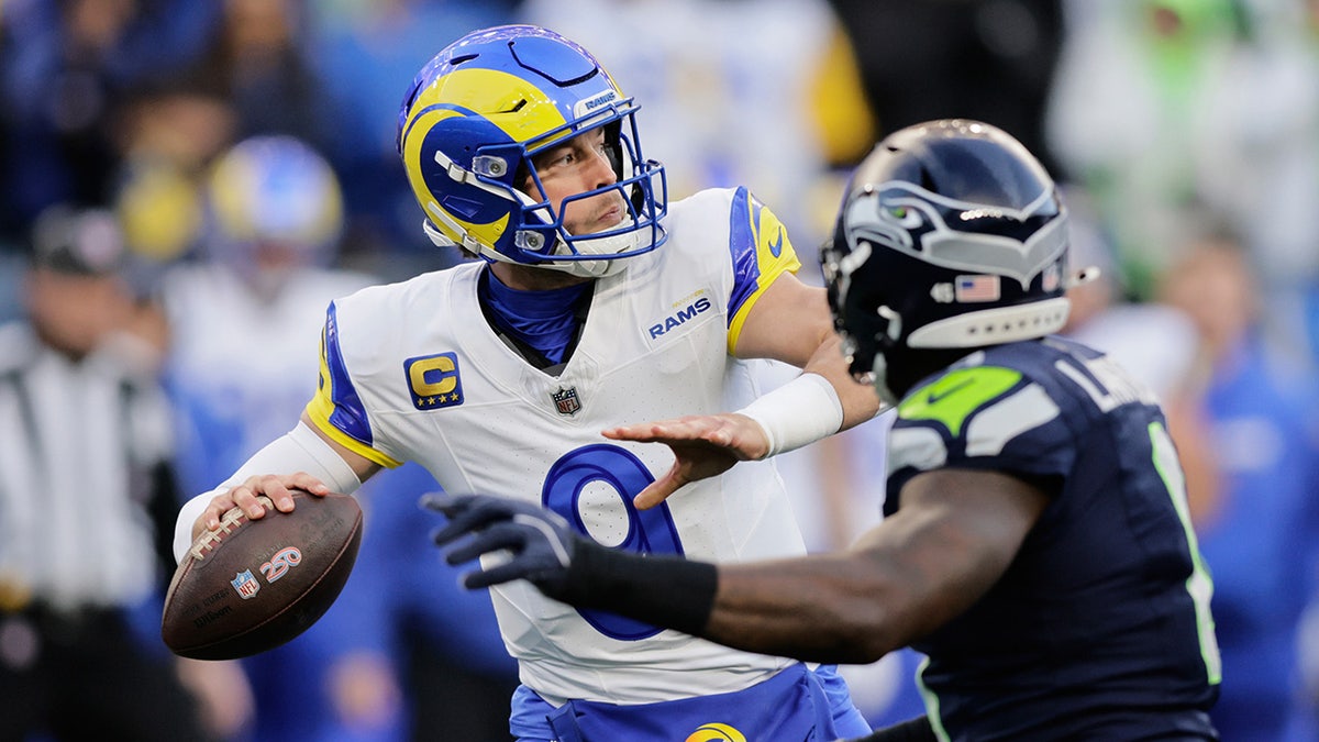 Matthew busca lanzar al campo contrario.