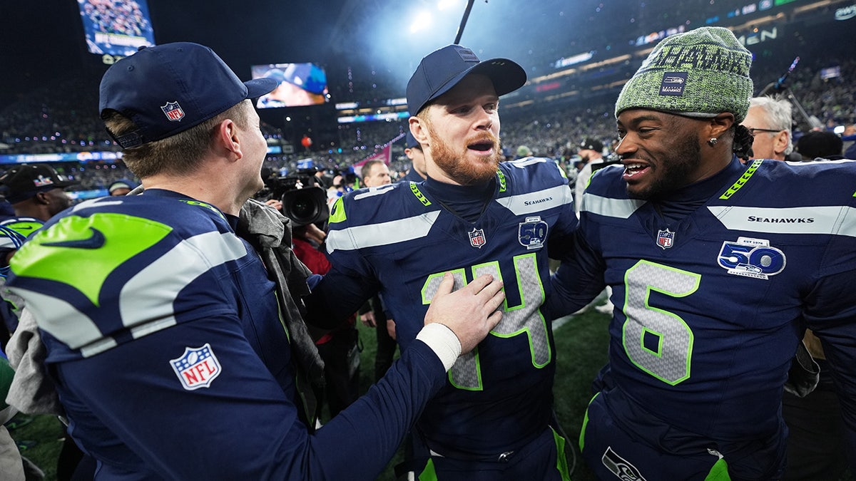 Sam Darnold abandona el campo.
