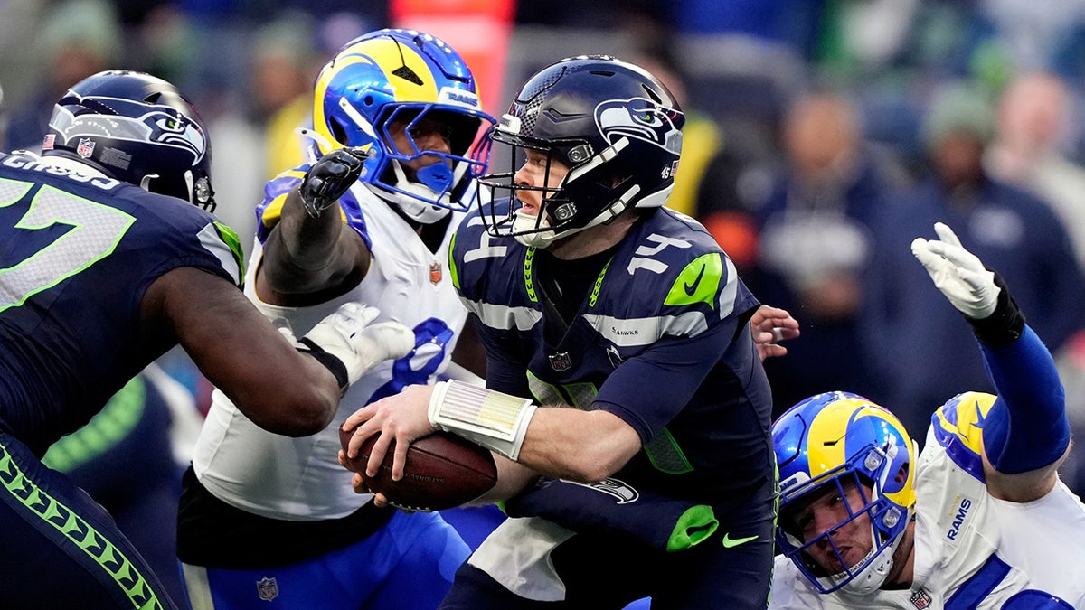 Sam Darnold escapa de la presión