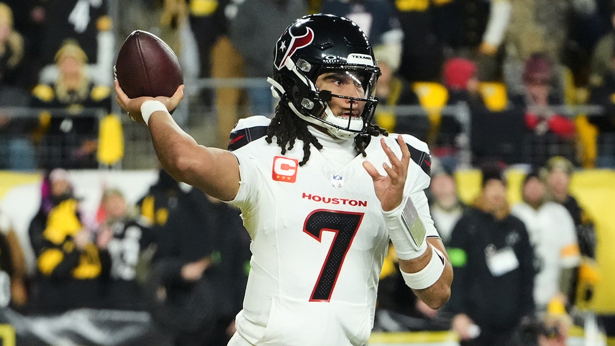 CJ Stroud throws the ball