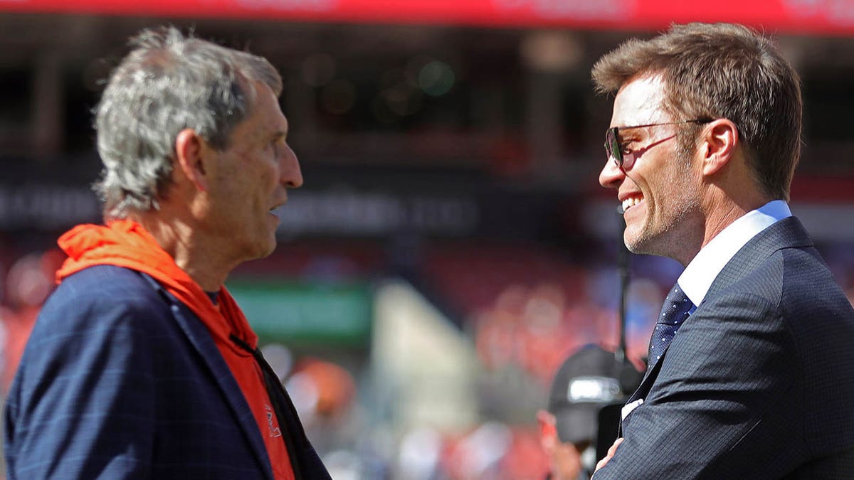 Tom Brady talks to Bernie Kosar