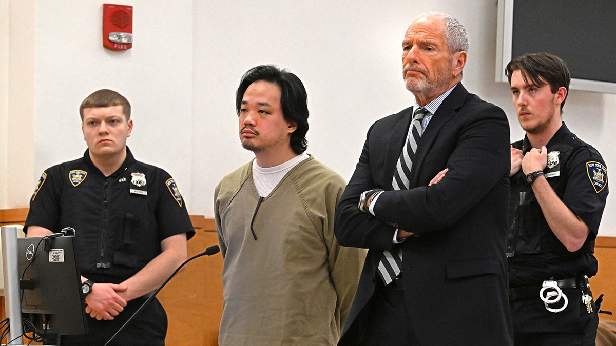 Zawodnik Jeopardy Winston Nguyen stojący na sali sądowej z widocznym siniakiem pod okiem.