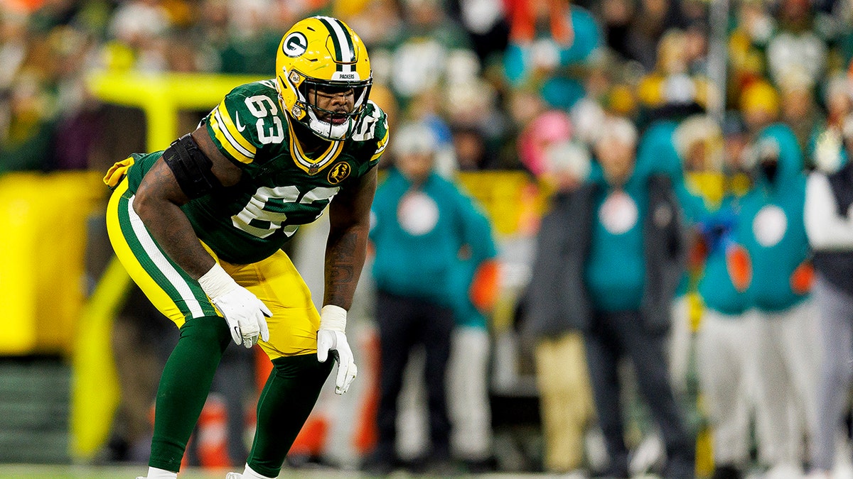 Rasheed Walker se alinea durante un partido de la NFL