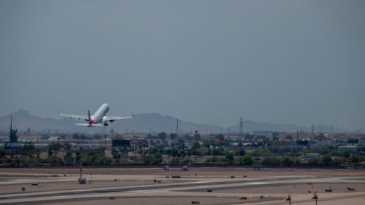 Samolot startuje z lotniska