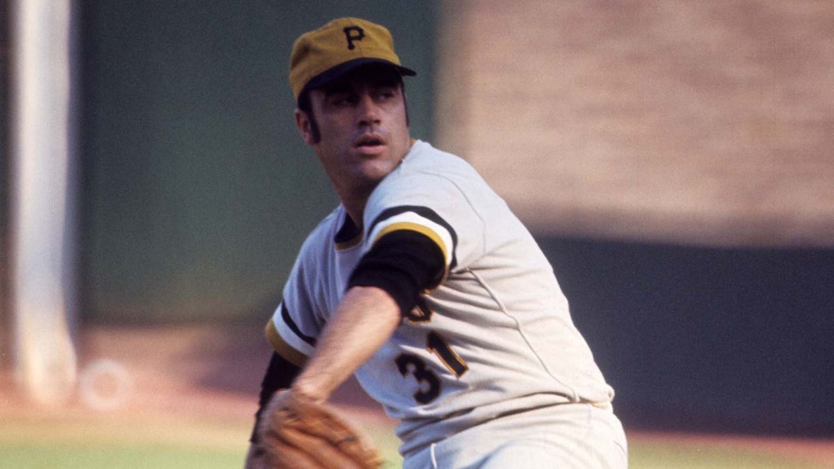Dave Giusti pitches during a Pittsburgh Pirates game
