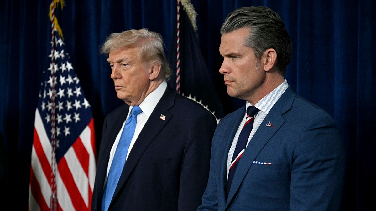 El presidente Donald y el secretario de Guerra Pete Hegseth