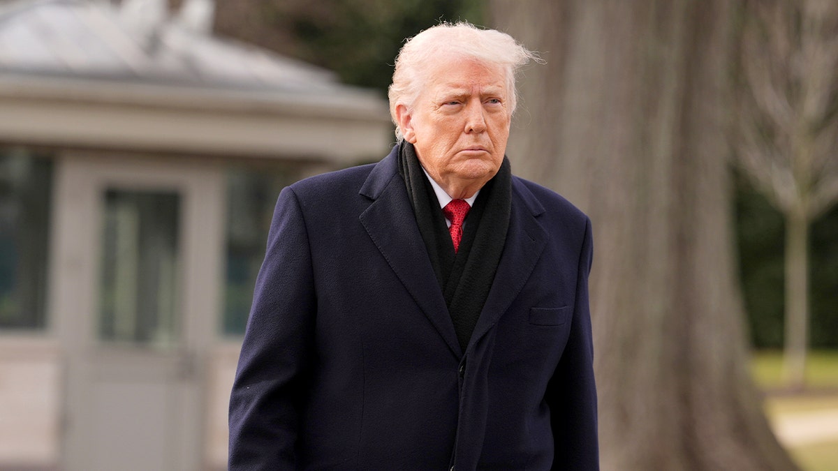 U.S. president Trump walks across the White House lawn toward a helicopter for departure.