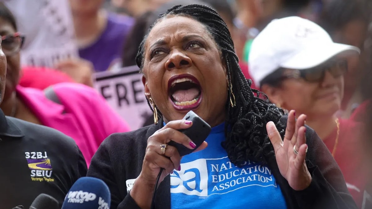 A presidente da NEA, Becky Pringle, fala no protesto