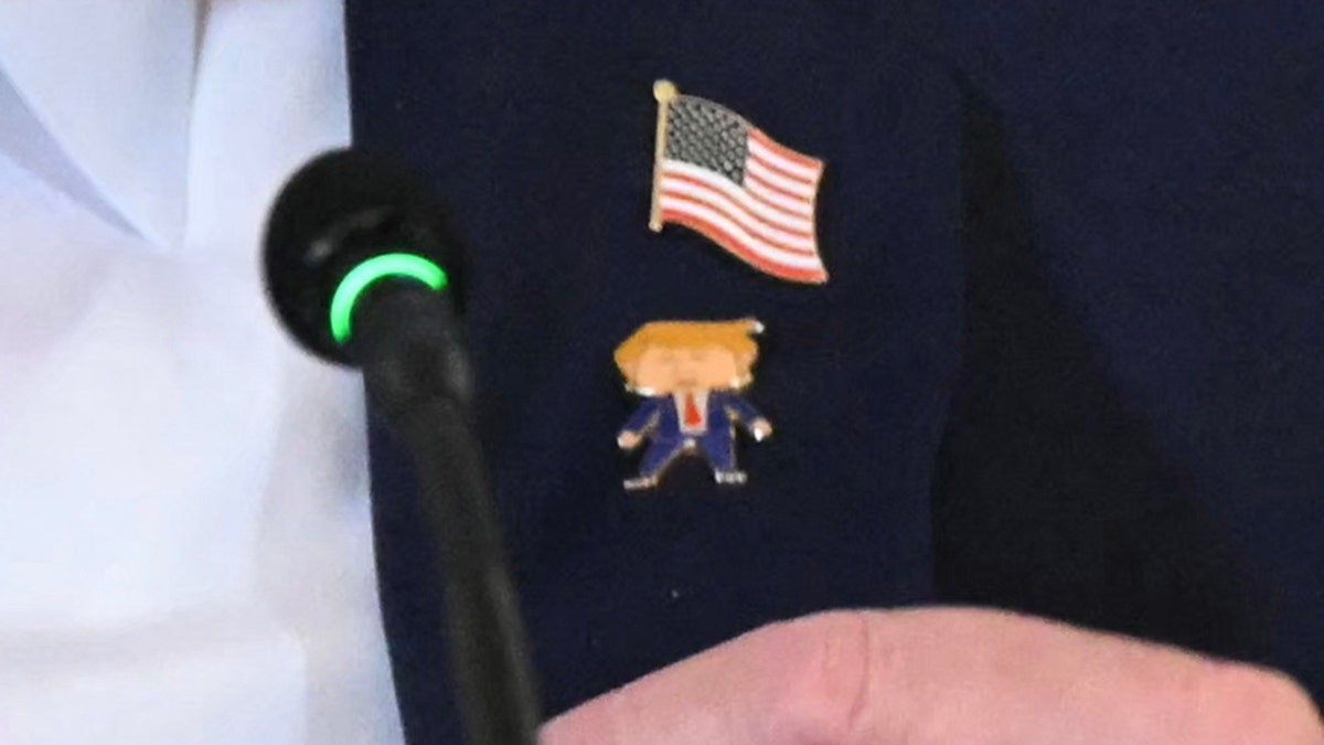 El pin de solapa de Trump