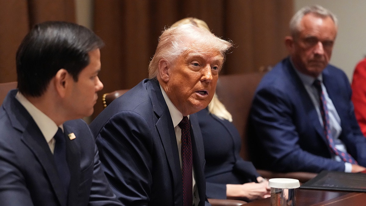 El presidente Donald , el secretario de Estado Marco y el secretario de Salud y Servicios Humanos Robert . Kennedy Jr.