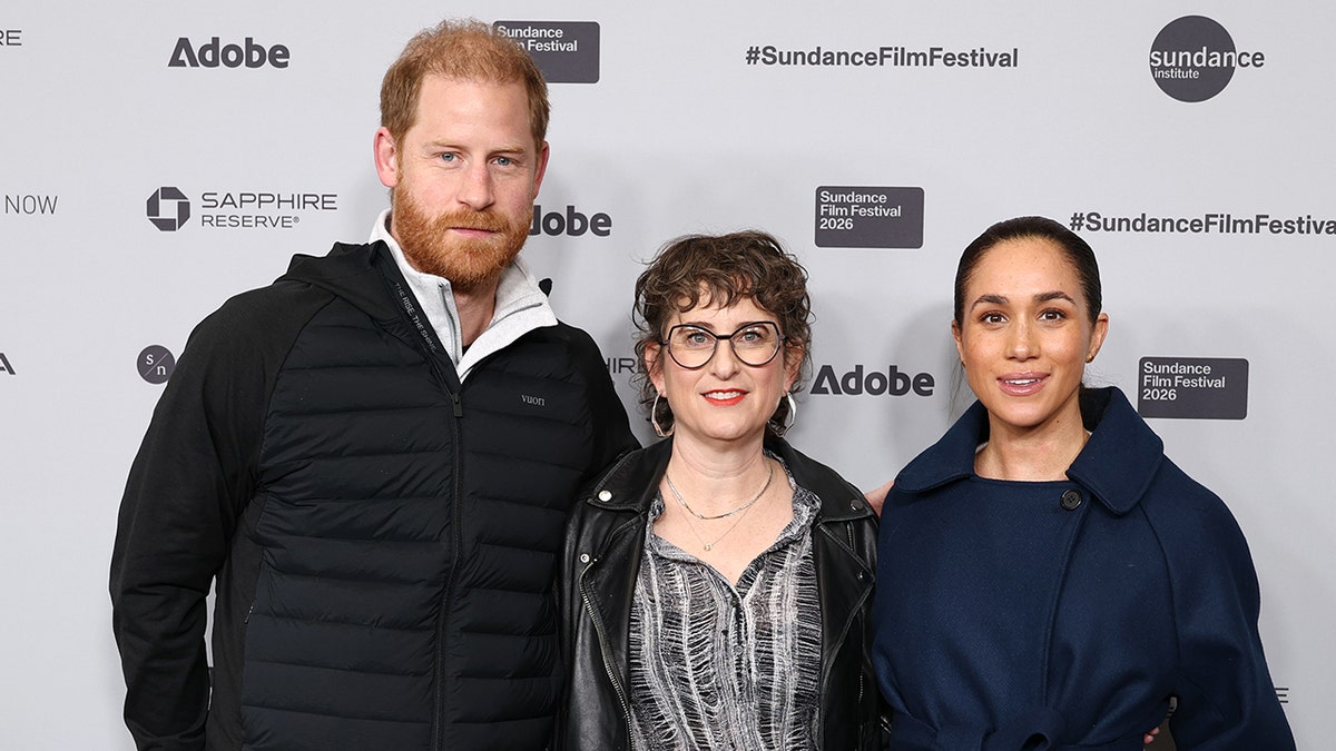 El príncipe Harry, Alysa Nahmias y Meghan posan juntos en el photocall del Festival de Cine de Sundance.