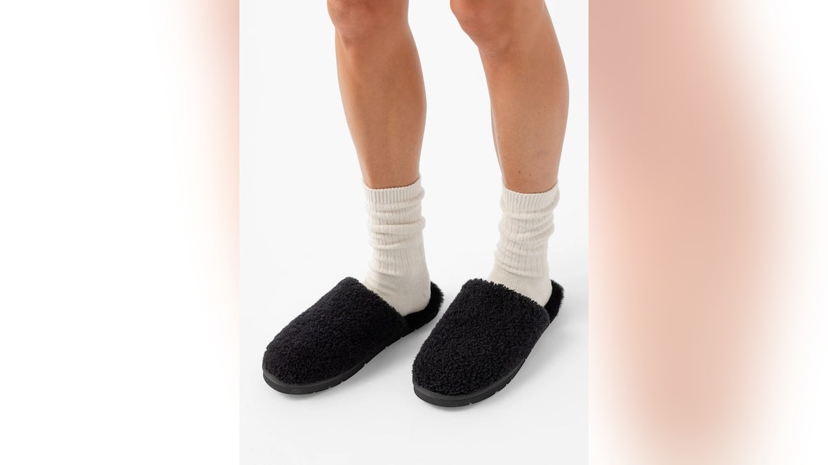 Made from sheep’s wool, these slippers are warm and soft.