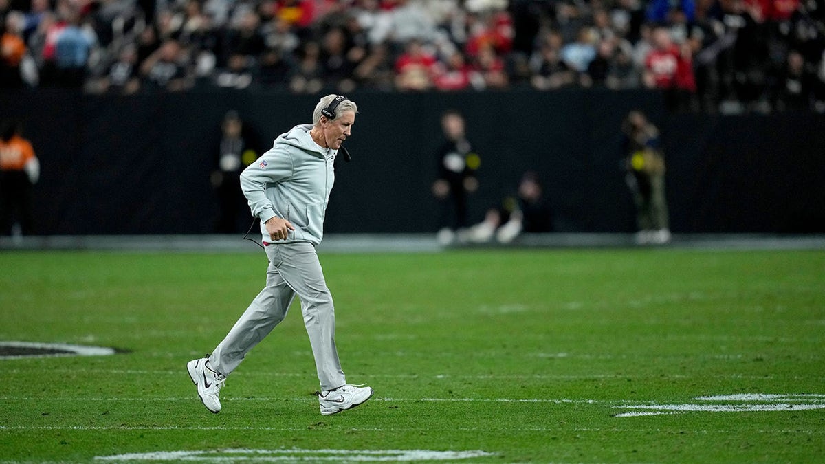 Pete Carroll runs off field
