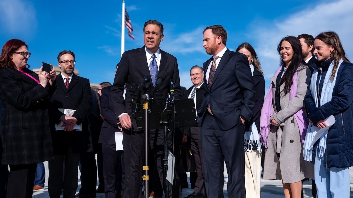 Raul Labrador a John McCuskey stojaci pred budovou Najvyššieho súdu USA vo Washingtone, DC