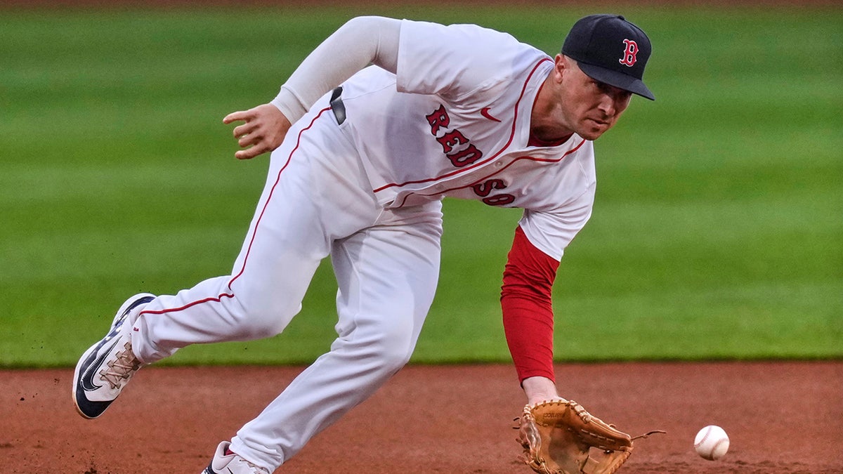 MLB news: Cubs reportedly sign Alex Bregman 2 Alex Bregman charges the ball