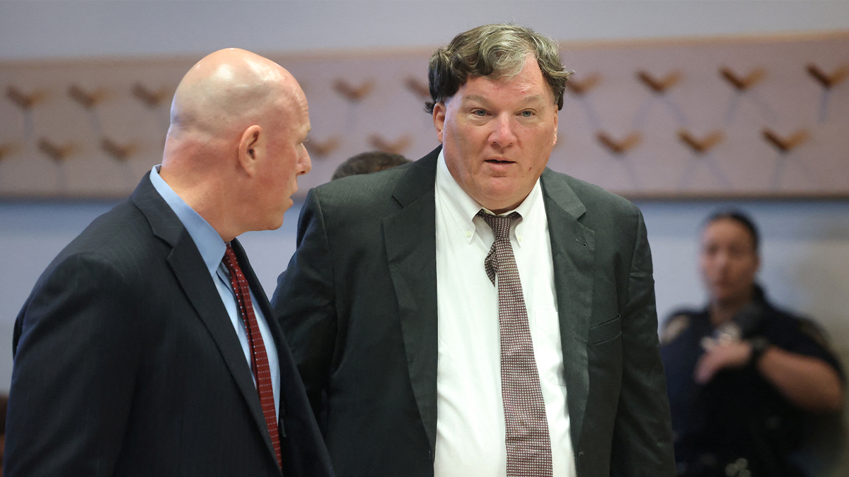 Michael , a la izquierda, y su cliente, Rex Heuermann, sospechoso del caso de Gilgo Beach, en el juzgado