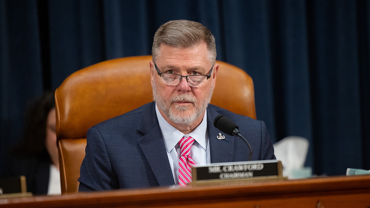 El representante Rick , republicano por Arkansas, interroga a los testigos durante una audiencia del Comité Permanente de Inteligencia de la Cámara de Representantes sobre la «Evaluación anual de amenazas mundiales para 2025», celebrada en Washington D. C. el 26 de marzo de 2025.
