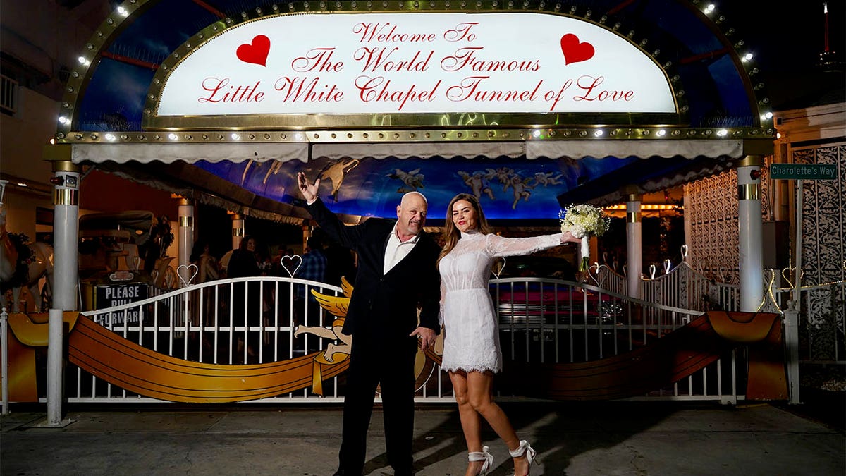 Rick y su esposa Angie delante de la capilla Little White Wedding Chapel.