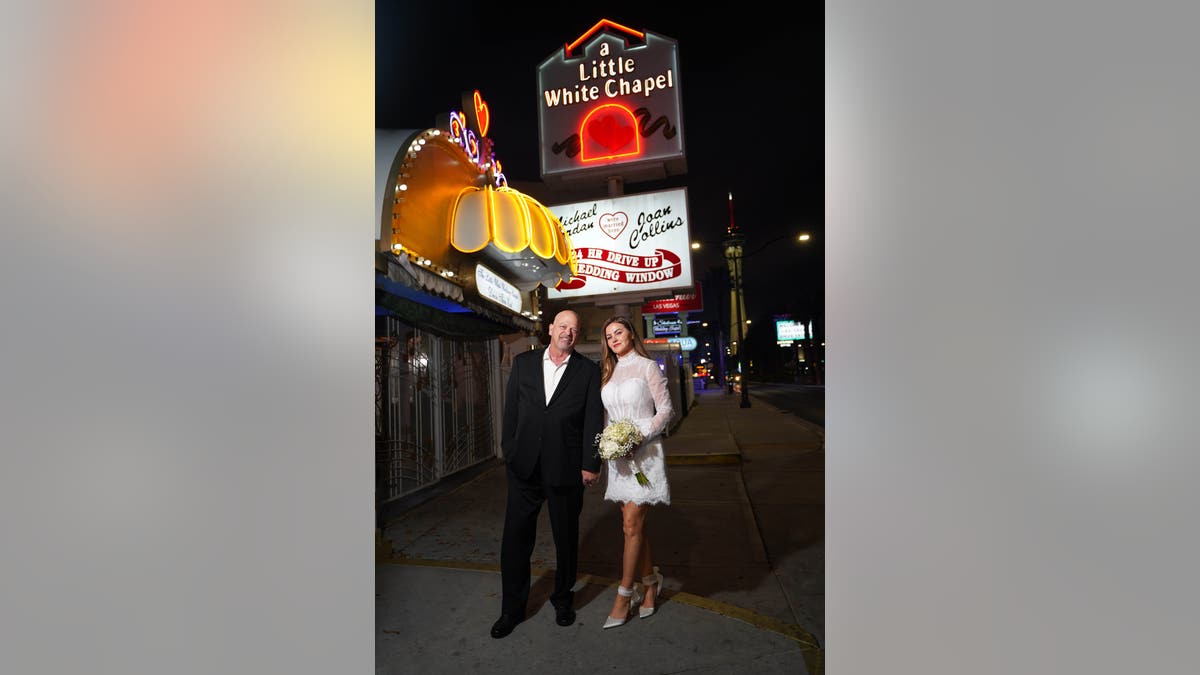 Rick y su esposa Angie posan en la calle junto a la capilla Little White Wedding Chapel.