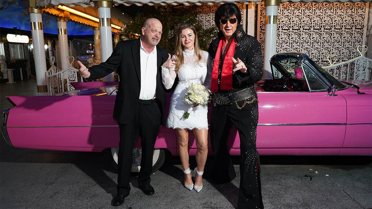 Rick y tu esposa Angie posan con un imitador de Elvis.