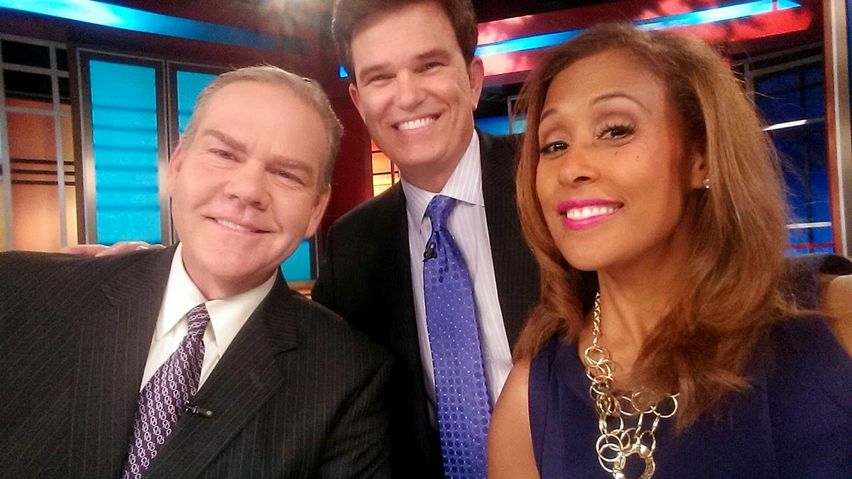 Roland Steadham al telegiornale con i colleghi