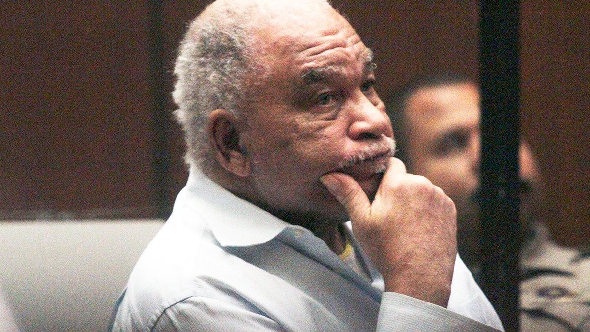 Samuel Little escuchando en el tribunal.
