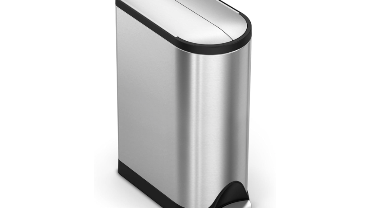 The lid on this step can opens from the center.