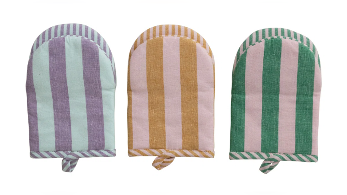 Hanging loops for easy storage make these oven mitts a must buy. 