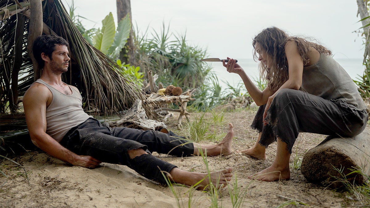 Dylan O'Brien y Rachel en Send Help