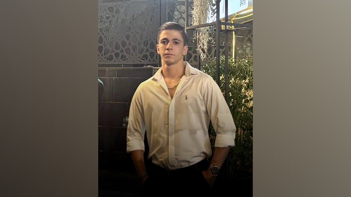 Sepehr Ebrahimi con una camisa blanca.