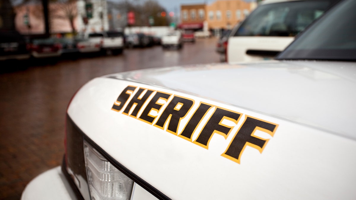 Un coche cerca de un edificio judicial en una calle de la ciudad.